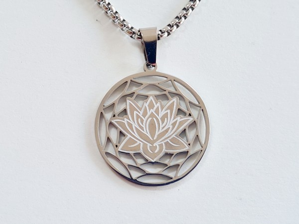 collier lotus argentée acier inoxydable